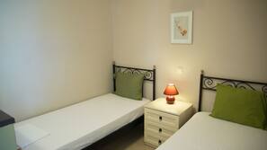 2 bedrooms, desk, free WiFi, linens