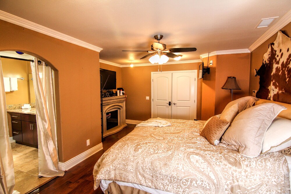 5 Bedrooms Canyon View Cabin Close To Disneyland Up The Hill Special Today Anaheim Usa Best Price Guarantee Lastminute Com Au