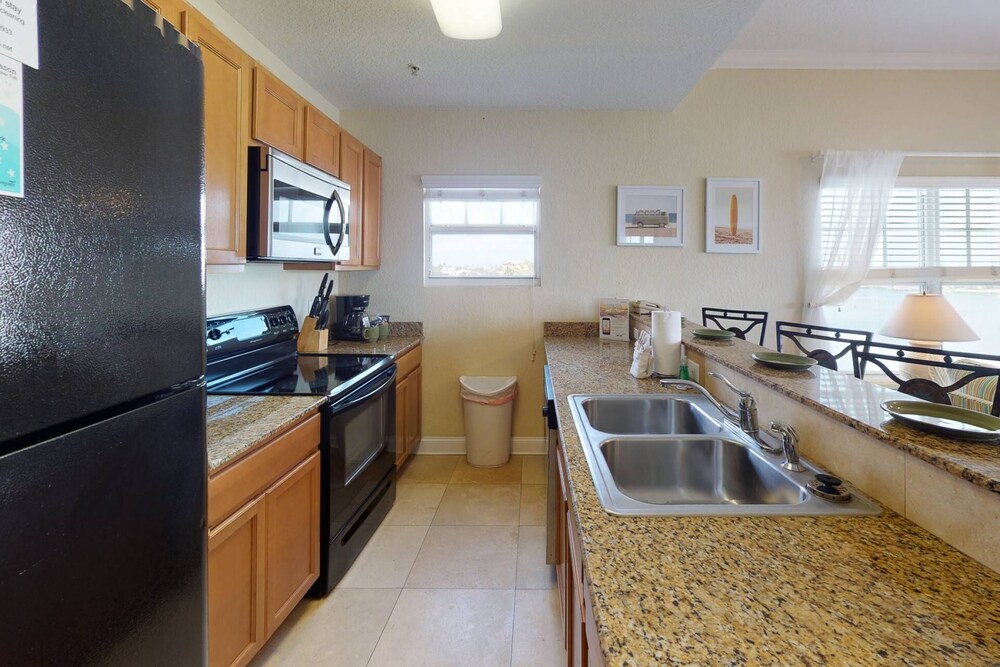 Plenty Of Space and Fabulous Location. Heated Pool. Easy Beach Access. Shopping.