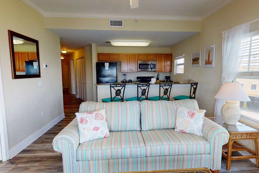 Plenty Of Space and Fabulous Location. Heated Pool. Easy Beach Access. Shopping.