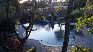 Kolam renang outdoor, dengan kursi berjemur