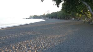 Di pantai dan pasir hitam
