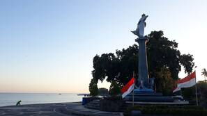 Di pantai dan pasir hitam