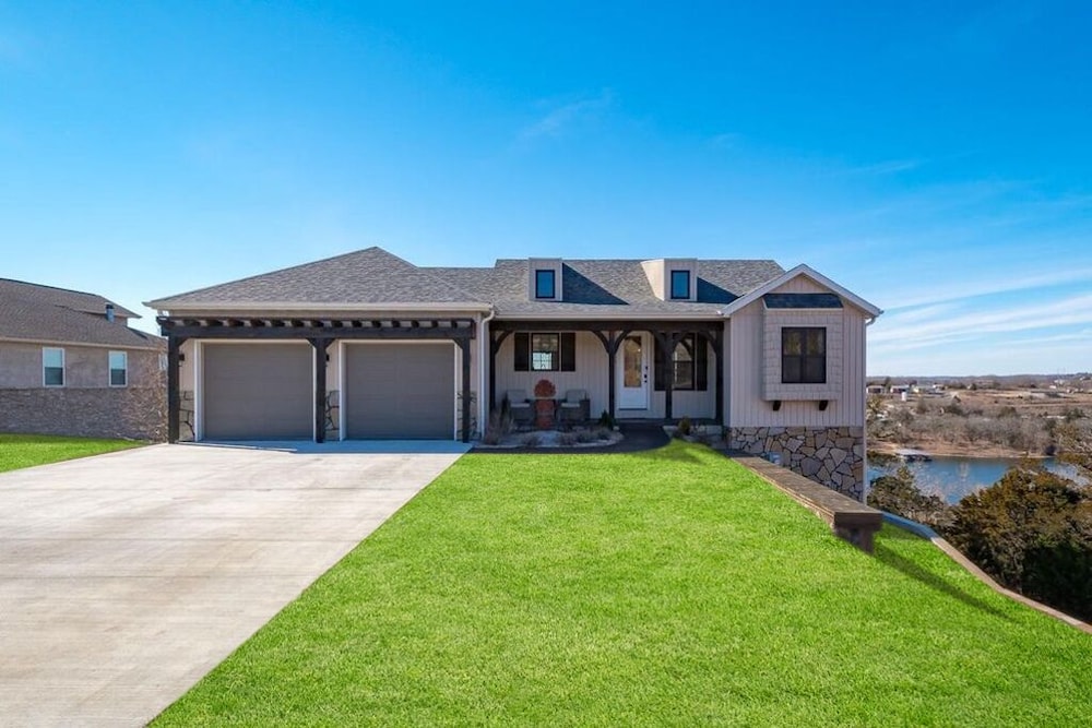 Amazing Home! Lake View with private and community Pools