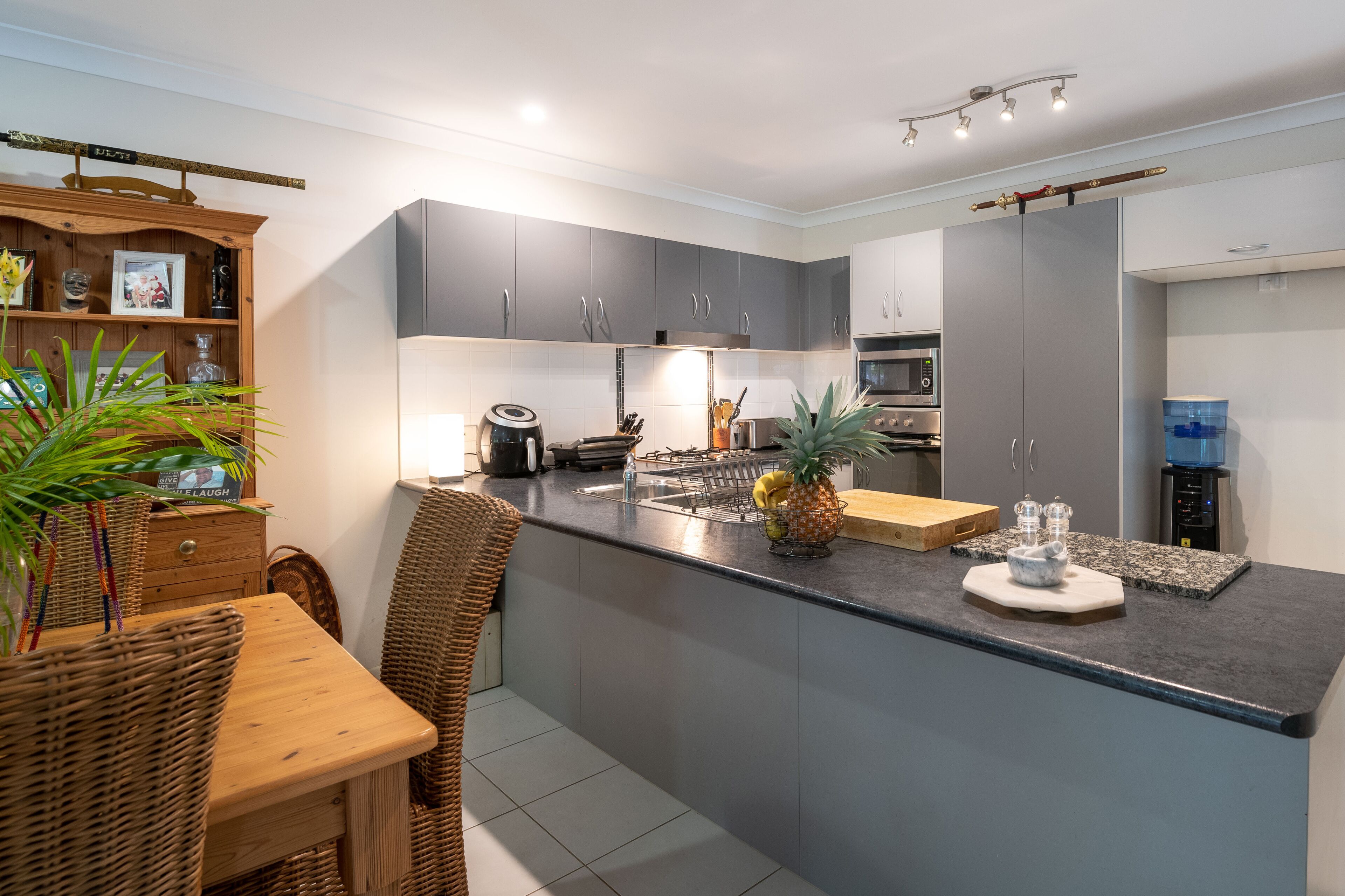 Beach bliss Queen bed BBQ Pool Netflix