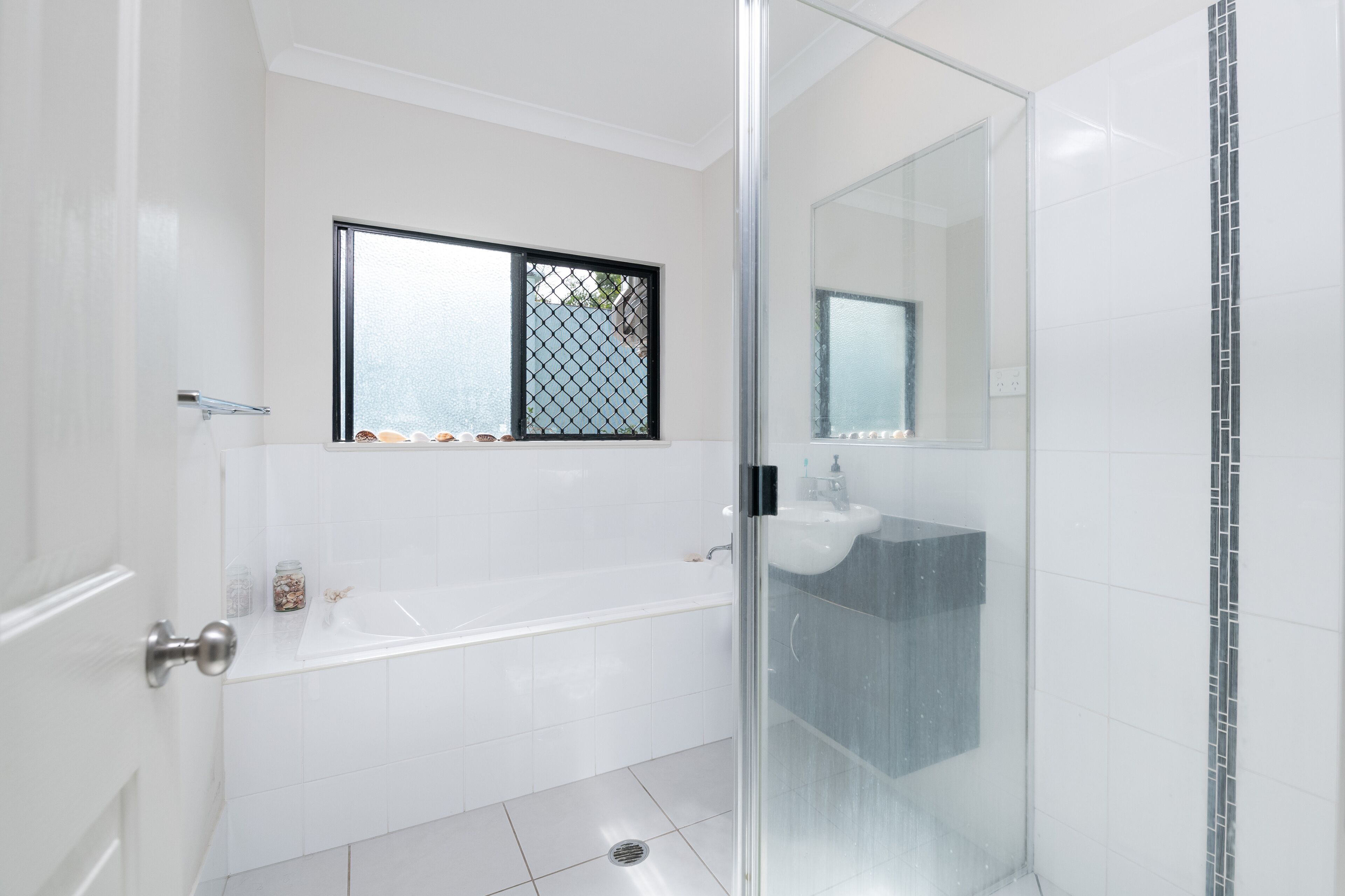 Beach bliss Queen bed BBQ Pool Netflix