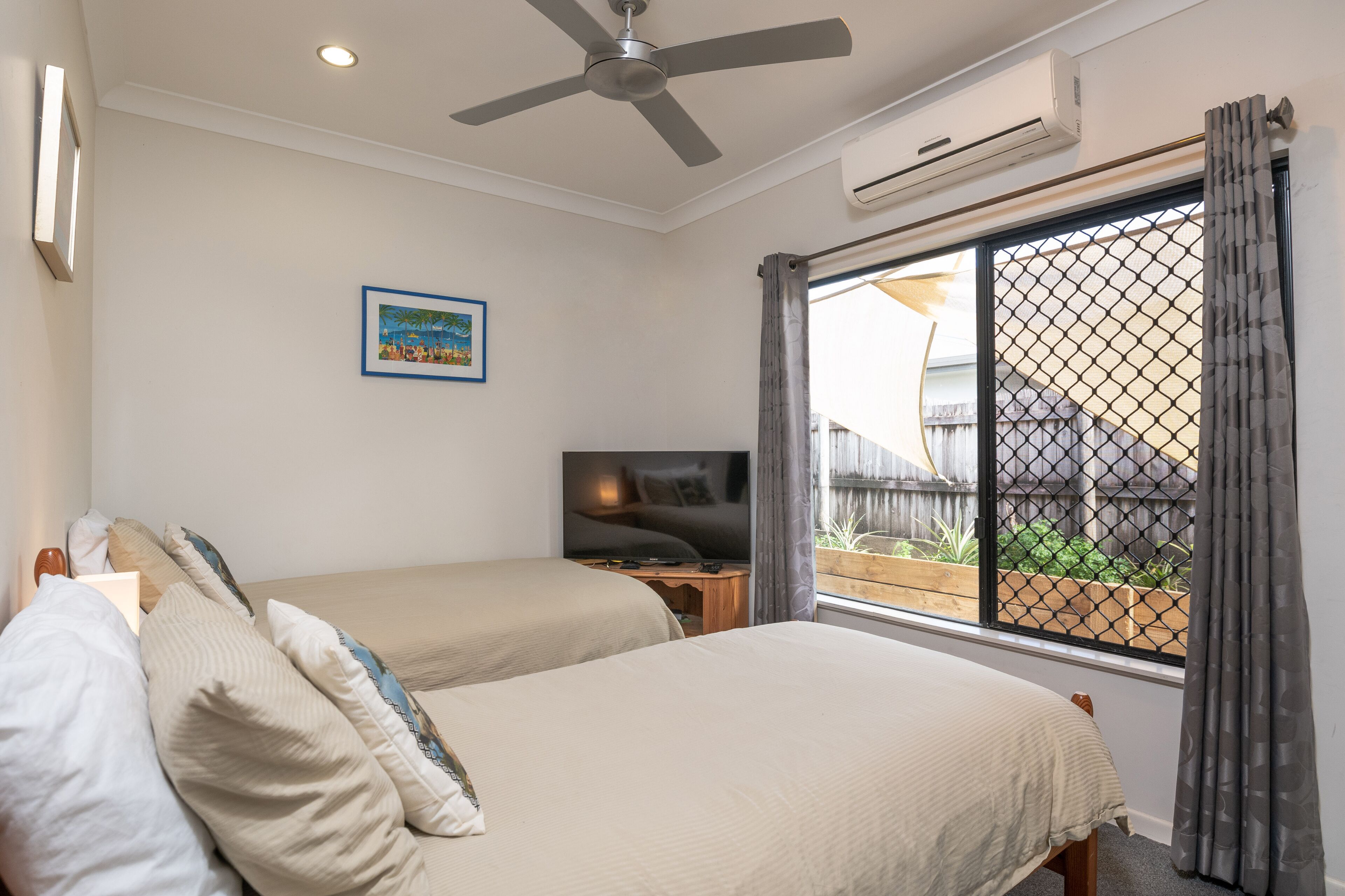 Beach bliss Queen bed BBQ Pool Netflix