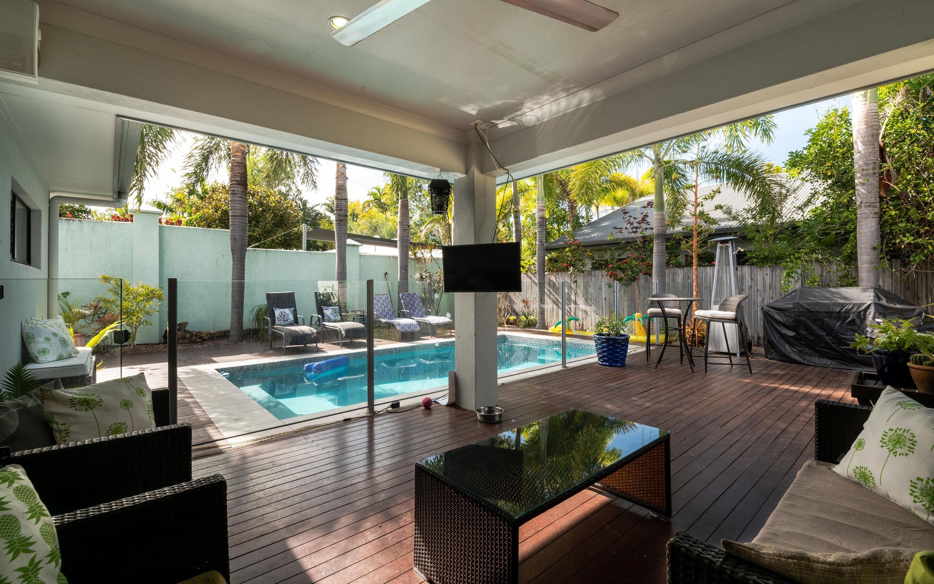 Beach bliss Queen bed BBQ Pool Netflix