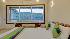 Premium bedding, desk, soundproofing, free WiFi