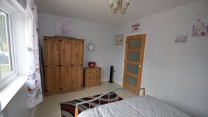 1 bedroom, iron/ironing board, Internet, linens