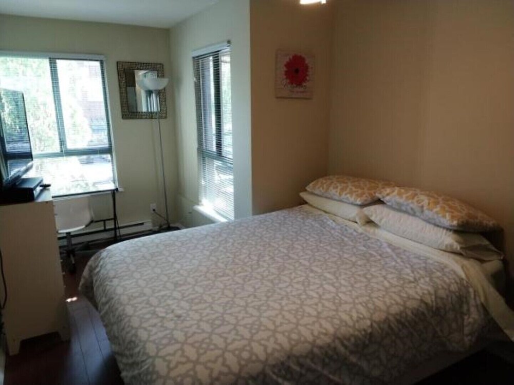 Spacious Deluxe Furnished 2 Bedrooms 2 Baths 2 Parking