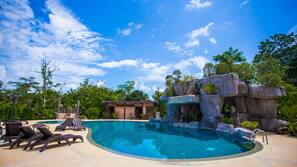 Una piscina al aire libre
