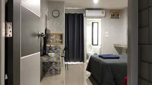 Laptop workspace, blackout drapes, free WiFi, linens