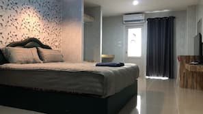 Laptop workspace, blackout drapes, free WiFi, linens