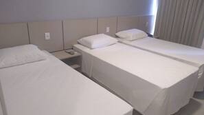 Escritorio, cortinas opacas, ropa de cama