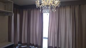 Escritorio, cortinas opacas, ropa de cama