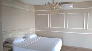 Escritorio, cortinas opacas, ropa de cama