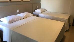 Escritorio, cortinas opacas, ropa de cama