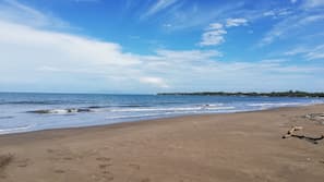 Sulla spiaggia, lettini da mare