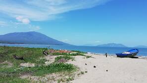 Sulla spiaggia, lettini da mare