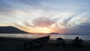 Sulla spiaggia, lettini da mare