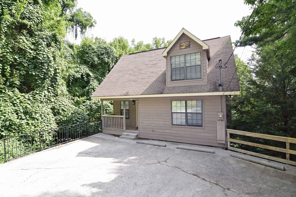 1126 Bear Hugs 2 Br Cabin In Gatlinburg Pigeon Forge Hotel