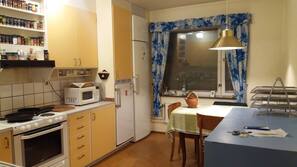 Een koelkast, een magnetron, een oven, een kookplaat