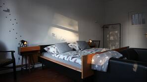 Schreibtisch, Bügeleisen/Bügelbrett, kostenlose Babybetten