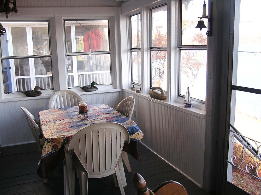 Victorian Lakefront Cottage With Spectacular Sunrise View Of Water