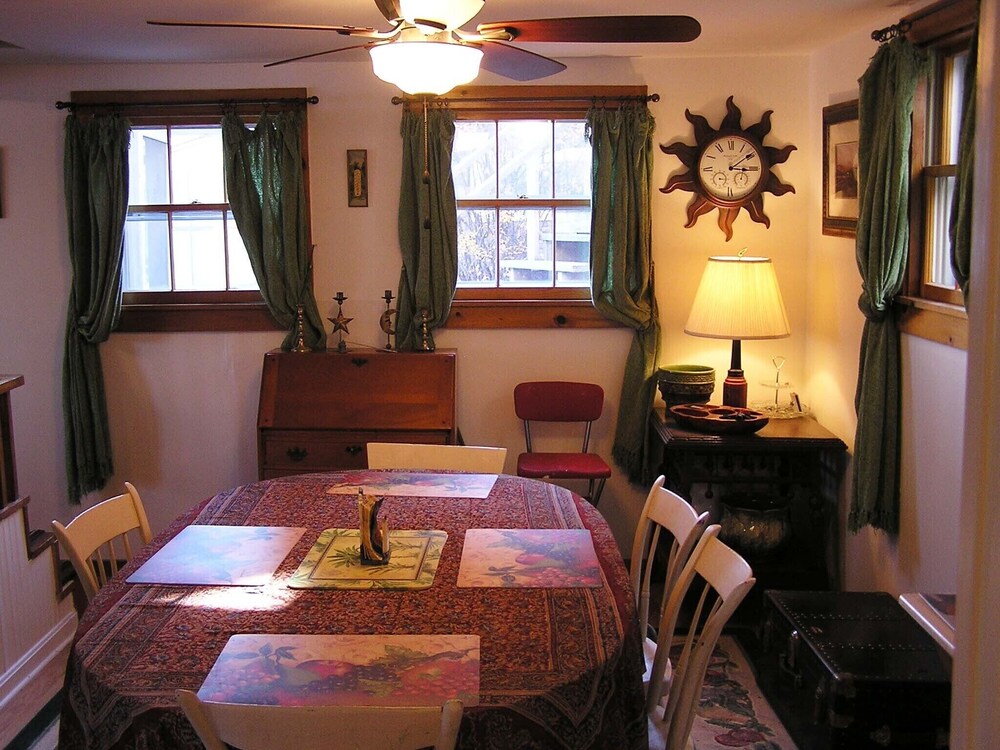 Victorian Lakefront Cottage With Spectacular Sunrise View Of Water