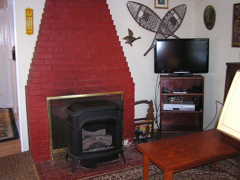 Victorian Lakefront Cottage With Spectacular Sunrise View Of Water