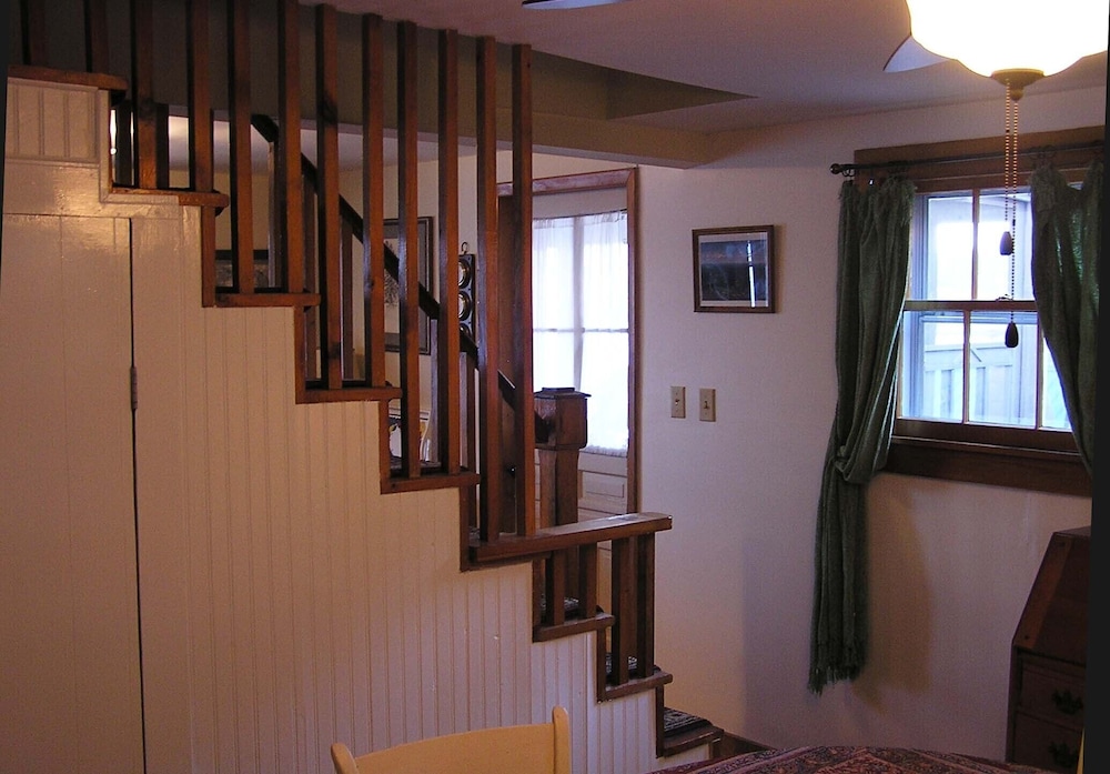 Victorian Lakefront Cottage With Spectacular Sunrise View Of Water