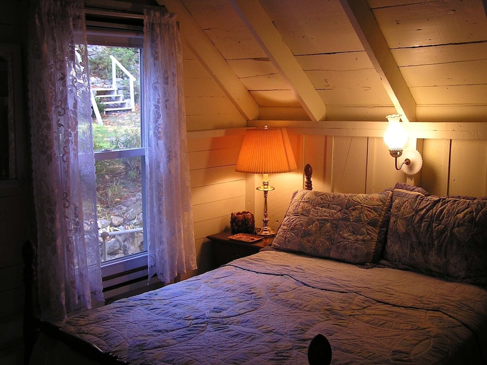 Victorian Lakefront Cottage With Spectacular Sunrise View Of Water