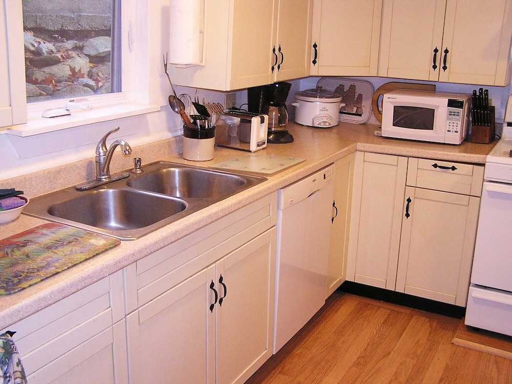 Victorian Lakefront Cottage With Spectacular Sunrise View Of Water