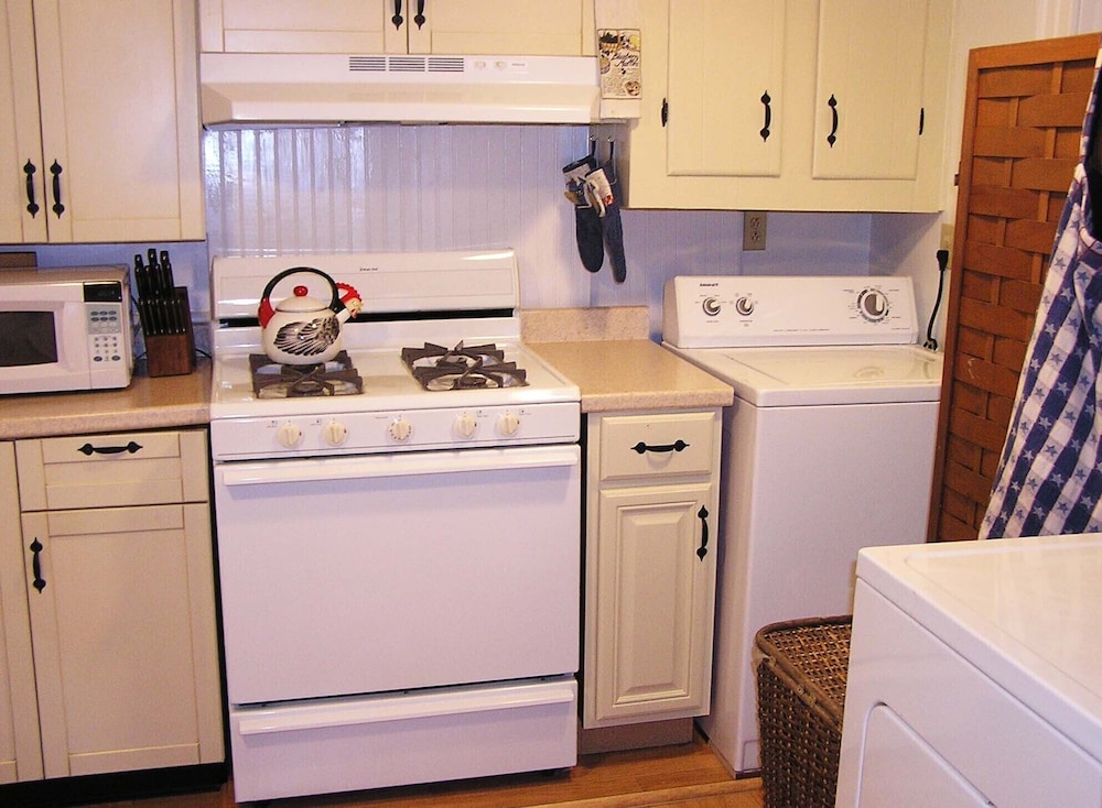 Victorian Lakefront Cottage With Spectacular Sunrise View Of Water