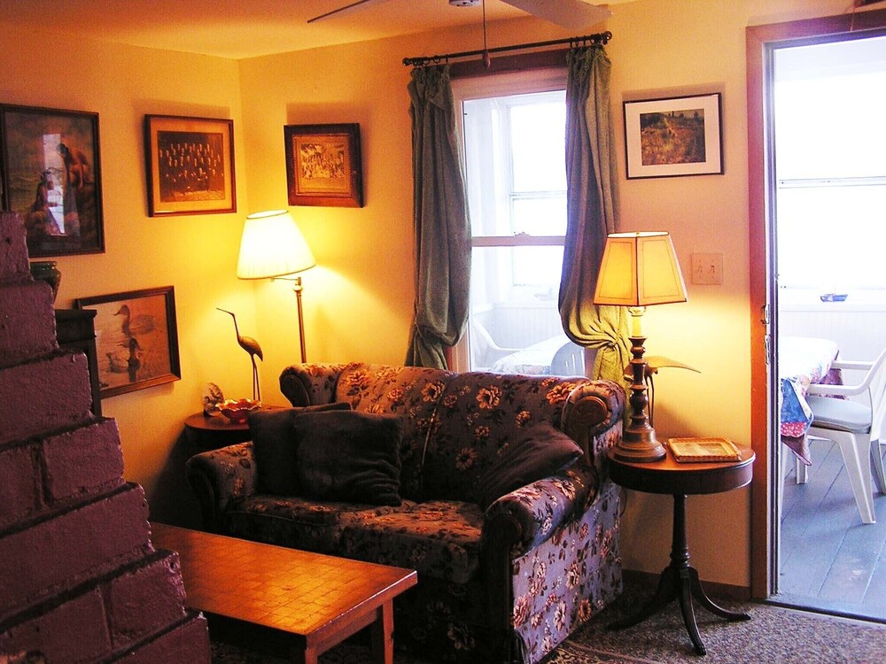 Victorian Lakefront Cottage With Spectacular Sunrise View Of Water