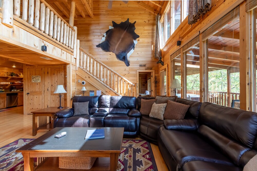 Luxurious cabin with Hot Tub & incredible views