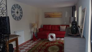 Télévision, lecteur de DVD, livres, chaîne hi-fi