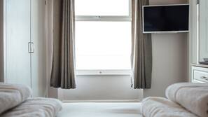 Tabla de planchar con plancha, wifi gratis, ropa de cama