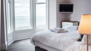 Tabla de planchar con plancha, wifi gratis, ropa de cama