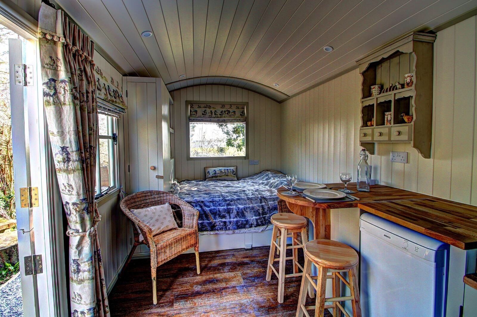 Shepherds Hut - Underfloor Heating, Dishwasher, Full en Suite Facilities in Woodbridge, United States