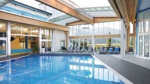 3 Innenpools, Außenpool (je nach Saison geöffnet), Liegestühle