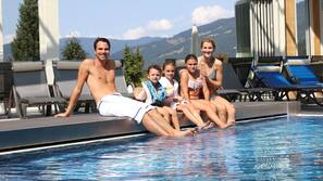 3 Innenpools, Außenpool (je nach Saison geöffnet), Liegestühle