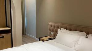 Frette Italian sheets, premium bedding, pillowtop beds, minibar