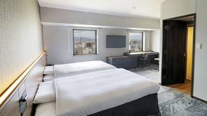 Premium bedding, in-room safe, free WiFi, linens