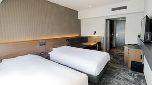 Premium bedding, in-room safe, free WiFi, linens