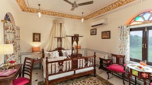 Iron/ironing board, free WiFi, linens, wheelchair access