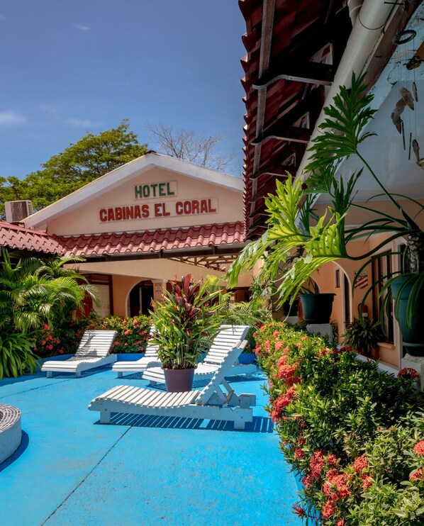 Hotel y Cabinas El Coral en Jacó Hotel y Cabinas El Coral en Jacó