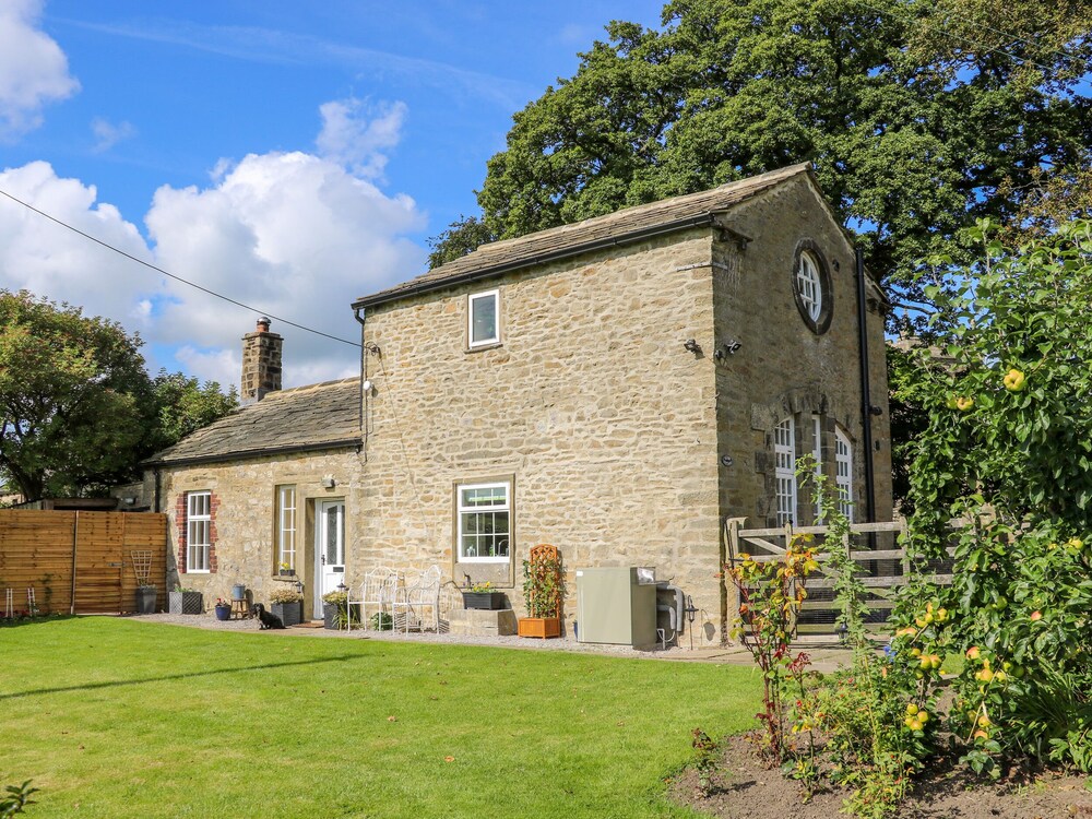 GLEBE COTTAGE, family friendly, character holiday cottage in Skipton