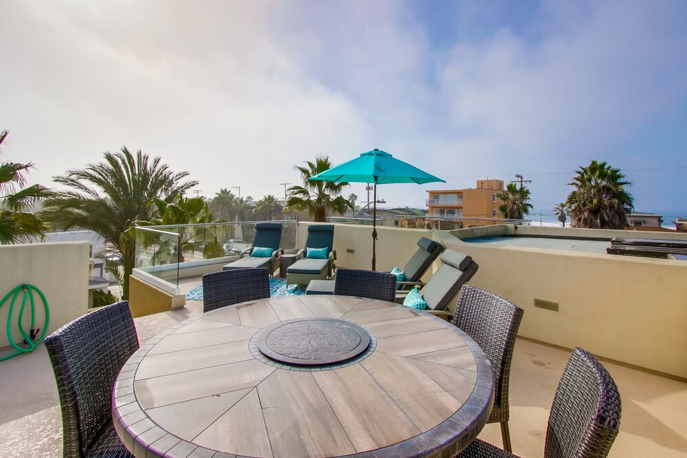 Panoramic rooftop deck in Mission Beach